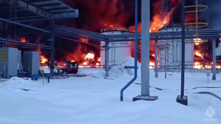 Пожар в Клинцах: что горит, причина пожара резервуаров с нефтью
