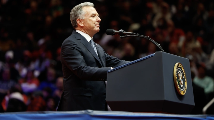 Первый визит? Самолёт ближайшего соратника Трампа сел во Внуково