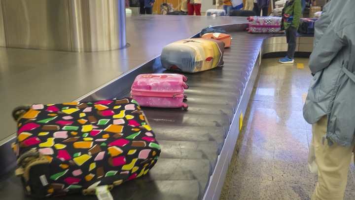 Чиновник-трансгендер из окружения Байдена украл в аэропорту брендовую сумку