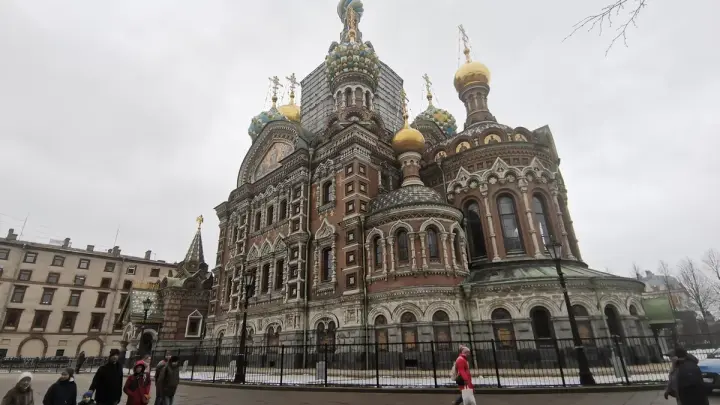 Мутное небо и запах гари: петербуржцам объяснили причины смога