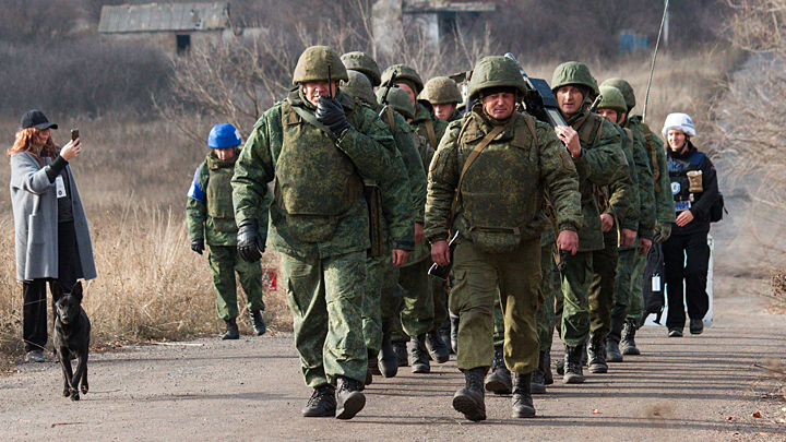 Разведение сил в Донбассе: Зеленский ходит по острию бритвы