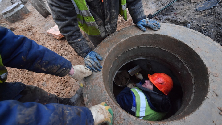 В Новосибирске из коллектора на Есенина достали тела двух человек