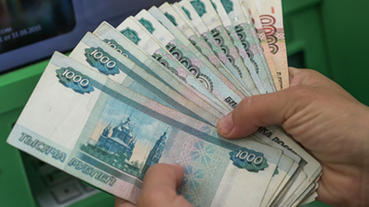 Украденные со счетов деньги начнут возвращать. Но не сразу