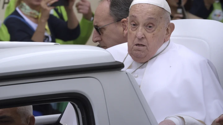 Отказывался от роскоши: на чём ездил Папа Римский Франциск