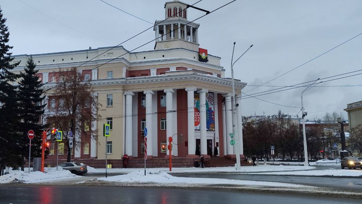 Бесхозную пирамидальную конструкцию демонтируют в Серебряном бору в Кемерове