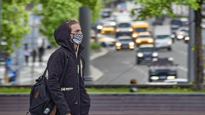 Из носков, из бикини?: Врач признался, что не знает, что такое многоразовая медицинская маска