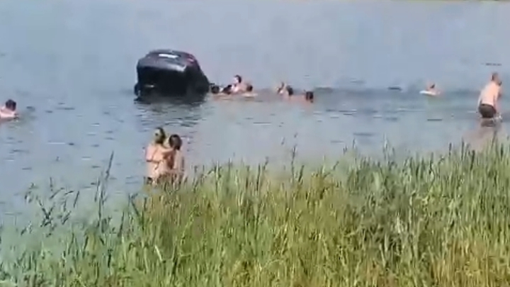 Жара в Подмосковье: Купаются люди и автомобили