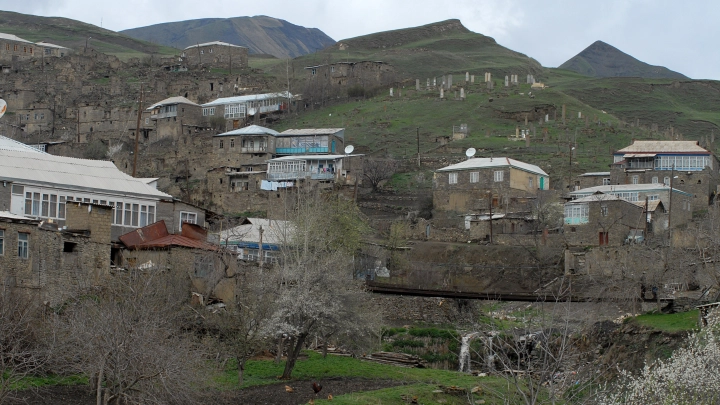Папа-миллионер отправил московскую мажорку в село. На перевоспитание. Верим?