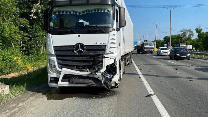 Трагедия под Челябинском: грузовой Мерседес уничтожил легковушку