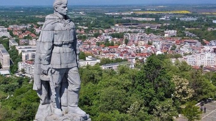 Болгарии русский солдат. Политики предложили демонтировать памятник советскому герою в Пловдиве