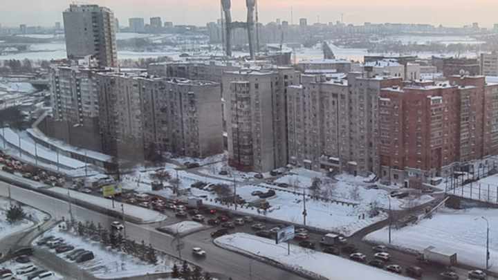 Новосибирск утром в понедельник сковали многочисленные пробки
