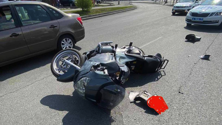 В Челябинске байкер на BMW врезался в автомобиль