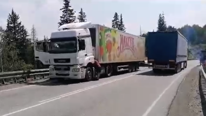 Пробка на трассе М-5 Урал: КАМАЗ заблокировал движение