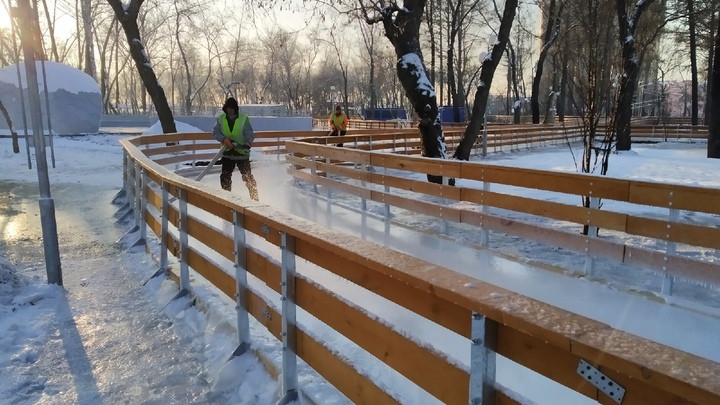 Снегопад в Челябинске скорректировал работу модных катков