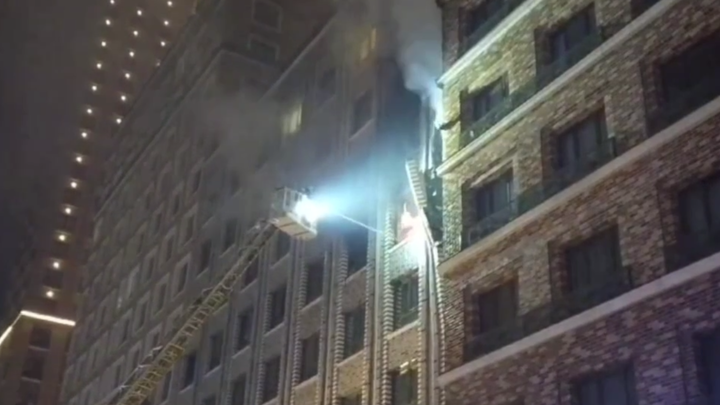 Люди выпрыгивали из окон во время пожара в ЖК Селигер Сити в Москве