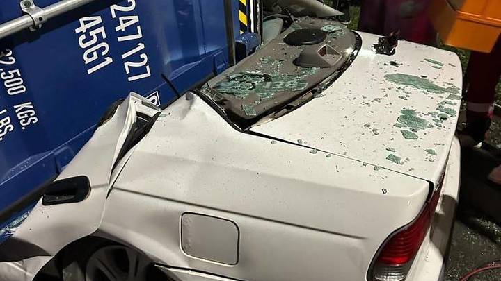 В Новороссийске водитель чудом выжил в авто, на которое упал грузовой контейнер