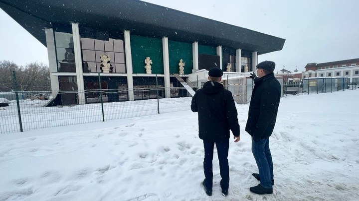 Фасад сгоревшего Владимирского театра драмы уже наполовину остеклили
