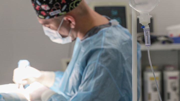 У мужчины разорвало пищевод от еды. Врачи спасли от смерти