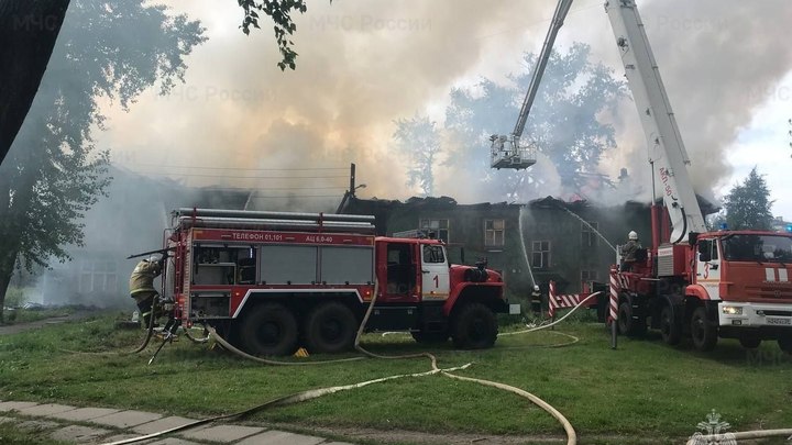 В Северодвинске заброшенные здания вспыхнули друг за другом: что произошло