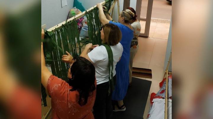 Маскировочная сеть от матери сыну: Женщины по ночам мастерят особую защиту русским снайперам