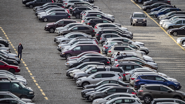 Сибирячку не хотели выпускать с парковки аэропорта Толмачёво из-за нового тарифа