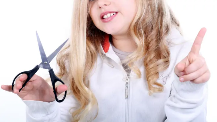 После нападение школьницы с ножницами на учителя возбудили уголовное дело