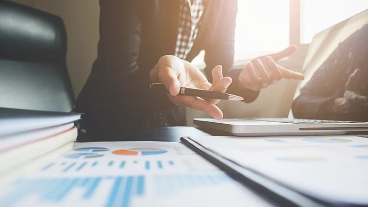 Выдал кредит в три миллиарда рублей и сбежал из России: Экс-главу банка обвинили в хищении - источник