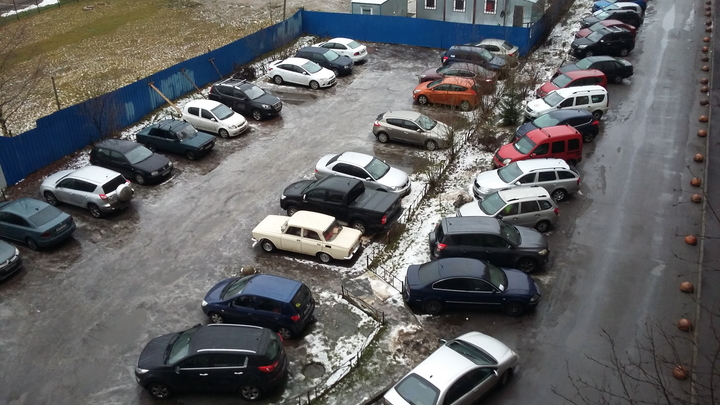 Хотите платить как в Москве: жители Петербурга негодуют из-за платной парковки на Маршала Жукова
