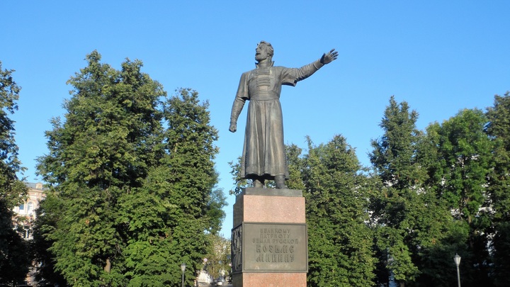 Ремонт площадки памятника Минина начался в центре Нижнего Новгорода