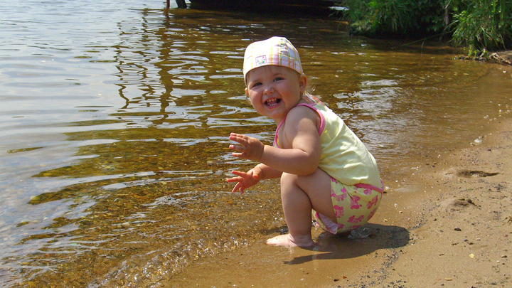 Из новорождённого - в должники: На Алтае приставы пришли к годовалому малышу