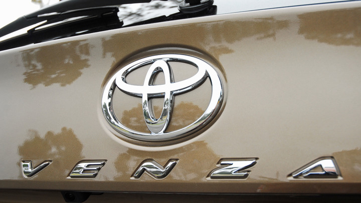 В Россию привезли новую Toyota Venza с панорамной крышей