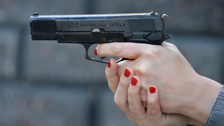 Новый способ лечения коронавируса вызвал опасения у врача: Зачем она стреляет?