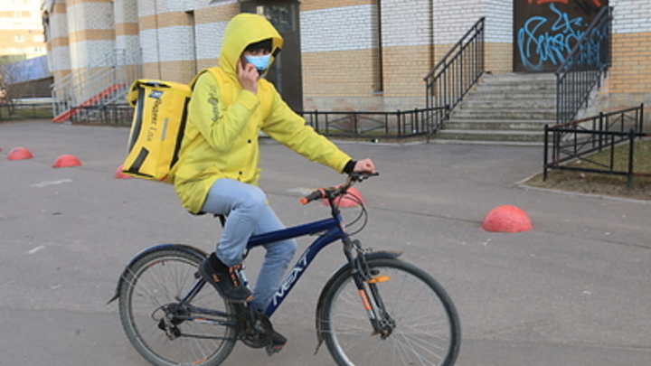 Врач дала советы о том, как не заразиться коронавирусом от курьеров