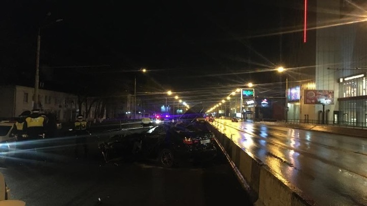 В Ростове водитель, лишённый прав за пьянку, врезался в автомобиль дорожной службы и погиб