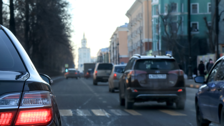 На юго-западе Москвы перекрыли движение из-за попавшего в жилой дом беспилотника