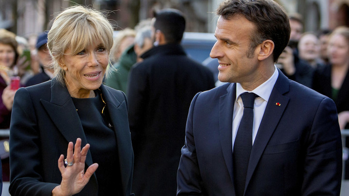 Махал рукой и улыбался. Французы освистали Макрона во время его первой поездки в регионы