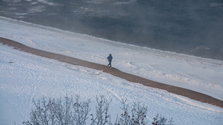 Можно бегать и зимой. Названы лучшие кроссовки для пробежек по снегу