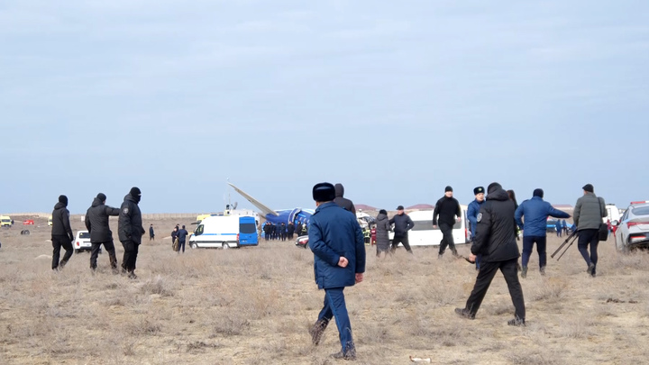 Минтранс Казахстана: Выжили 3 из 5 членов экипажа упавшего под Актау самолёта