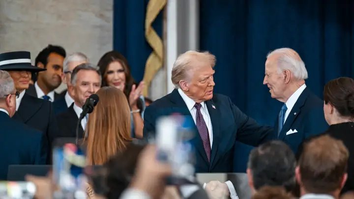 «Ты уволен, Джо»: Трамп из мести лишил Байдена доступа к секретным данным