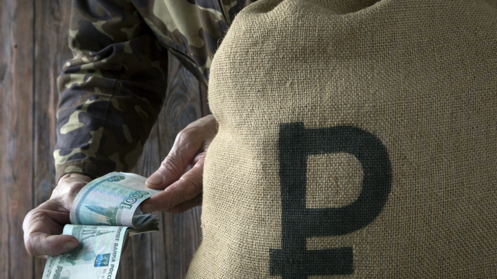 Челябинский завод начислил рабочим миллионные зарплаты. Но радость длилась не долго