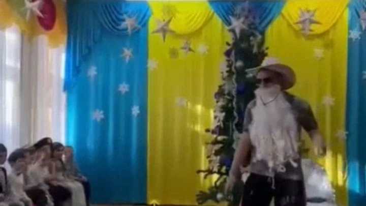 В Майкопе Дед Мороз на утренник пришел в ковбойской шляпе и шортах - соцсети