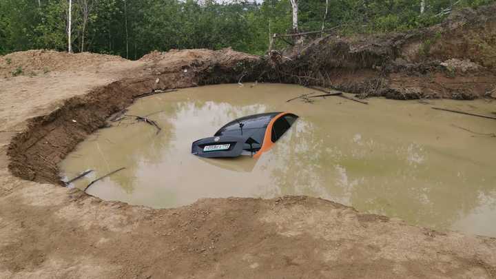 Утопившего каршеринговый Volkswagen водителя объявили в розыск в Новосибирске