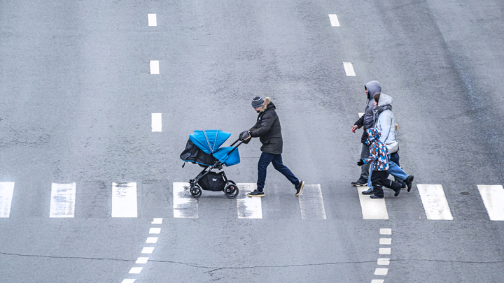 В Геленджике детская коляска выкатилась на проезжую часть: младенец доставлен в больницу