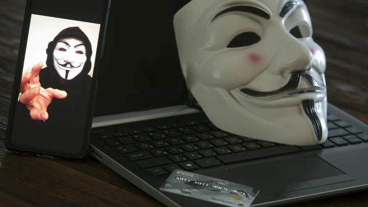 Хакеры объединяются в группировку для борьбы с Apple. Что они задумали