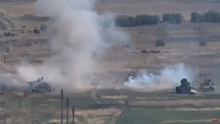 Молитва за минуты до обстрела: пронзительное видео из Карабаха опубликовал WarGonzo