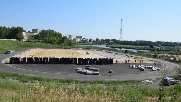 В Кургане на стадионе Синтез укладывают искусственное покрытие