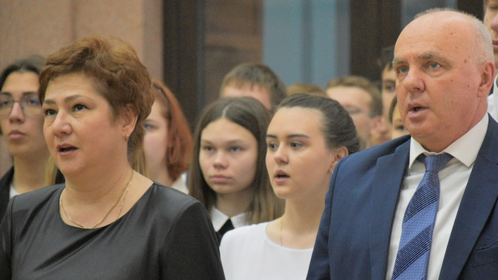 Владимирская область с 25 апреля проводит в школах еженедельные линейки с гимном и подъемом флага