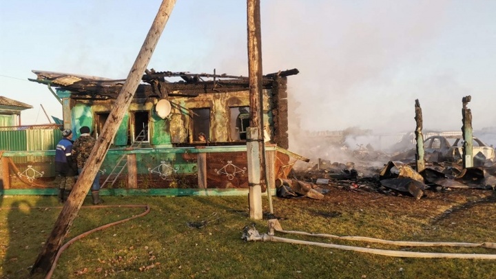 В Курганской области двое пенсионеров сгорели в собственном доме