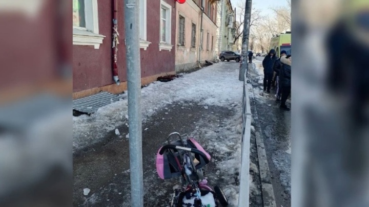 Бастрыкин потребовал доклад после падения льда на самарчанку с тремя детьми