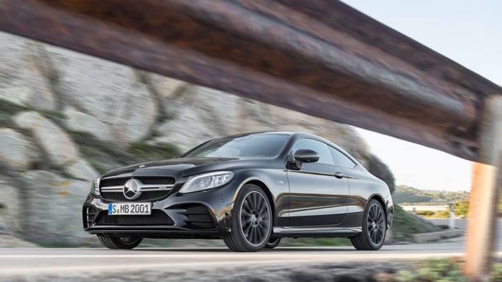 Неизвестный на самокате обстрелял Mercedes в центре Екатеринбурга